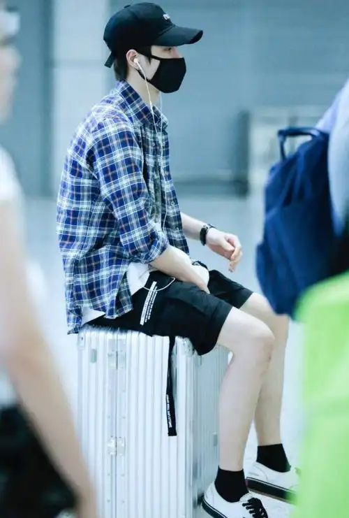 王.修长小奶腿.一博的腿,你品!你细细品!