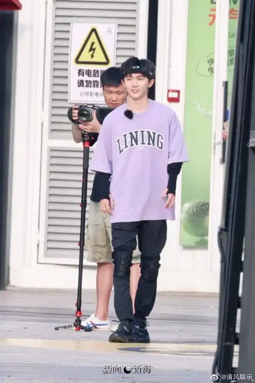 马嘉祺穿应援色t恤##马嘉祺抱骰子