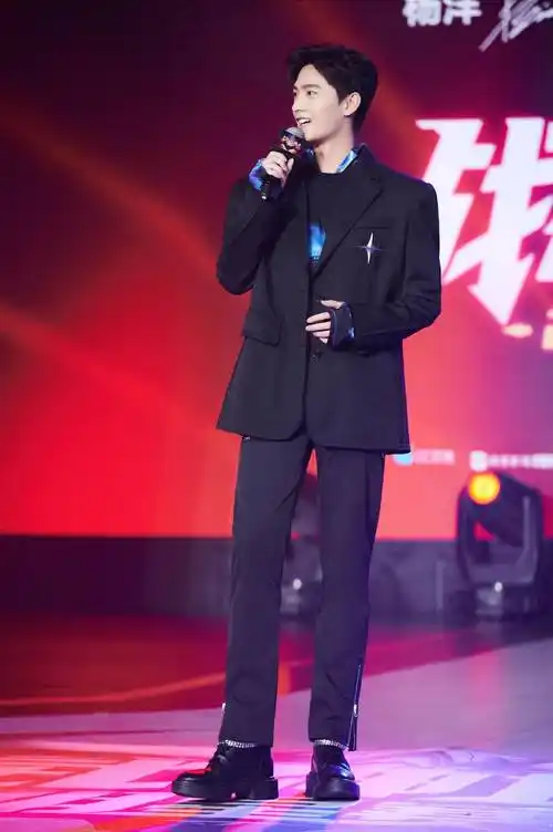 军艺校草有颜有身材,却唯独被发现"憨憨的"_贾玲_玩游戏_节目