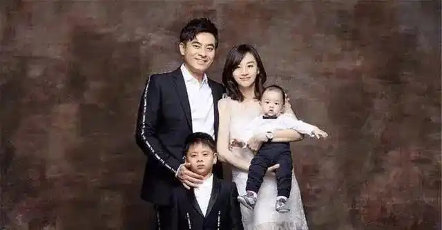 出道23年零绯闻,娶小10岁妻子快速闪婚,如今一家四口羡煞旁人_靳东