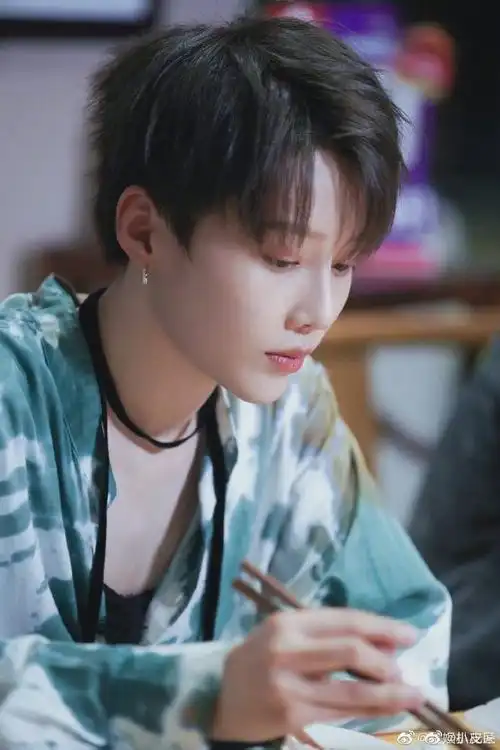 刘雨昕造型##刘雨昕蓝紫流光造型图