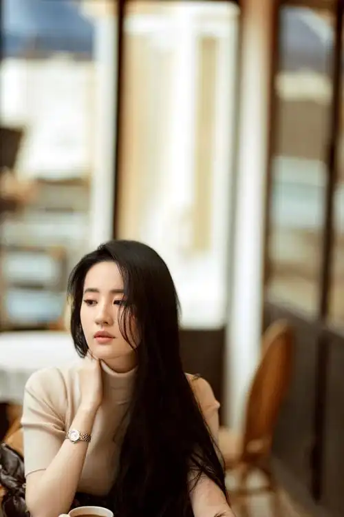刘亦菲长发造型展现悠闲格调氛围