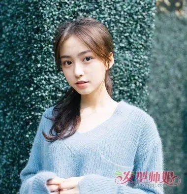 首页 玩发型 扎头发 把刘海扎起来有中分梳开的扎法吗 中分刘海可爱扎