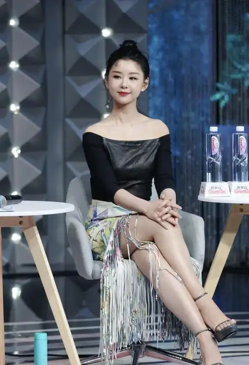 原创34岁李小萌形象全无?吊带衫配阔腿裤,大腹便便难逃中年发福