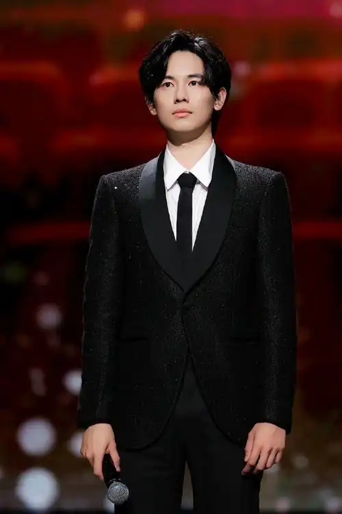 胡先煦超话以月亮为序章,以童话为扉页,怀纯真赤子之心,给电影人寄