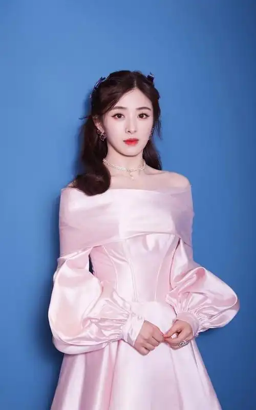 演员张含韵娴静犹如花照水行动好比风扶柳来看美照