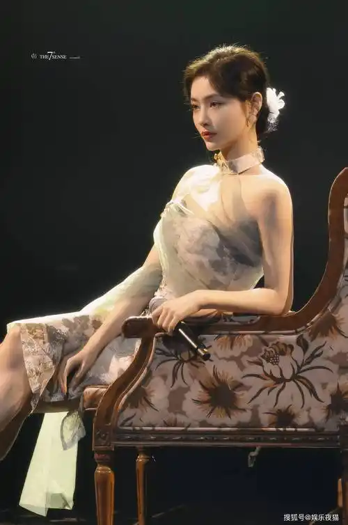 许佳琪一袭国风旗袍写真身材曲线曼妙多姿婀娜动人