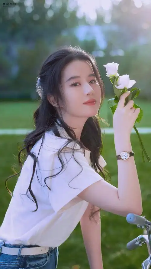 刘亦菲#不管是白t配蓝色牛仔裤的青春靓丽,还是碎花裙搭牛仔外套的