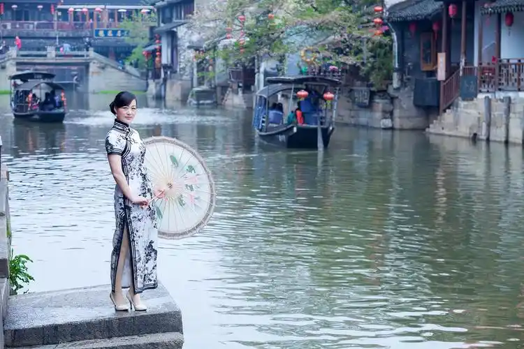 水墨江南,旗袍女子的情结!