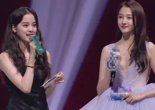 秋季盛典关晓彤,欧阳娜娜,杨颖同台主持,有人长腿抢镜,有人时常口误