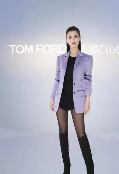 黄圣依的"直女坐"火了,双腿挤不出一丝赘肉,这谁能不羡慕