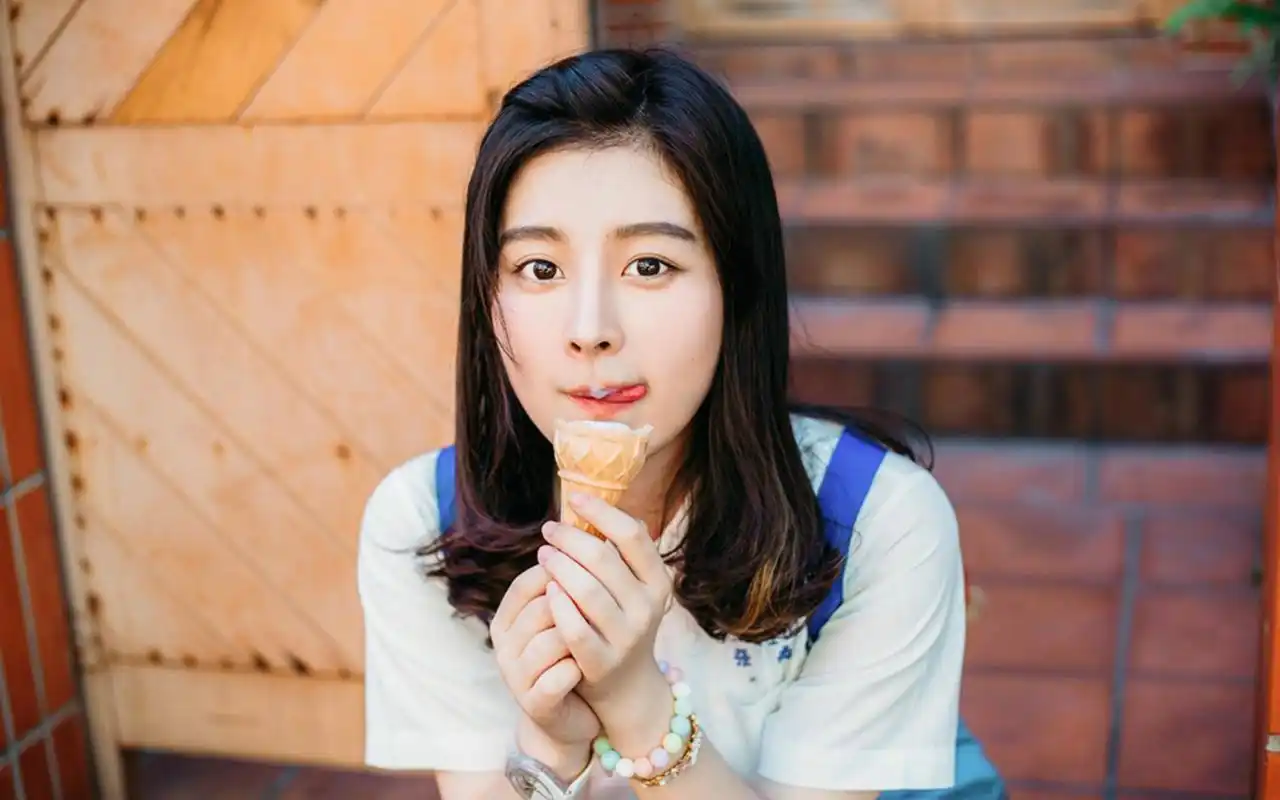 可爱俏皮美女户外写真图片桌面壁纸