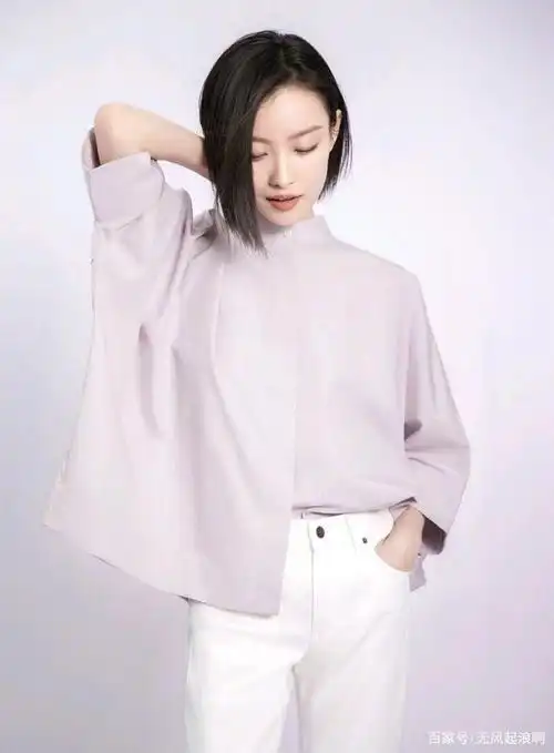 最近倪妮的三款轻便职业装,简单大方,给上班族更多启发.