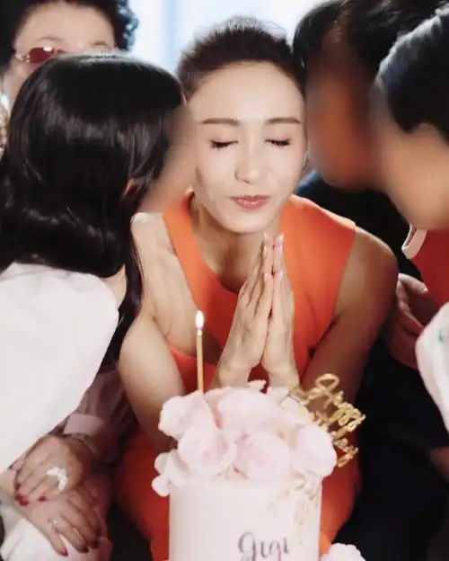 黎姿晒全家福庆祝50岁生日,被3个女儿亲吻脸颊,65岁丈夫罕见出镜