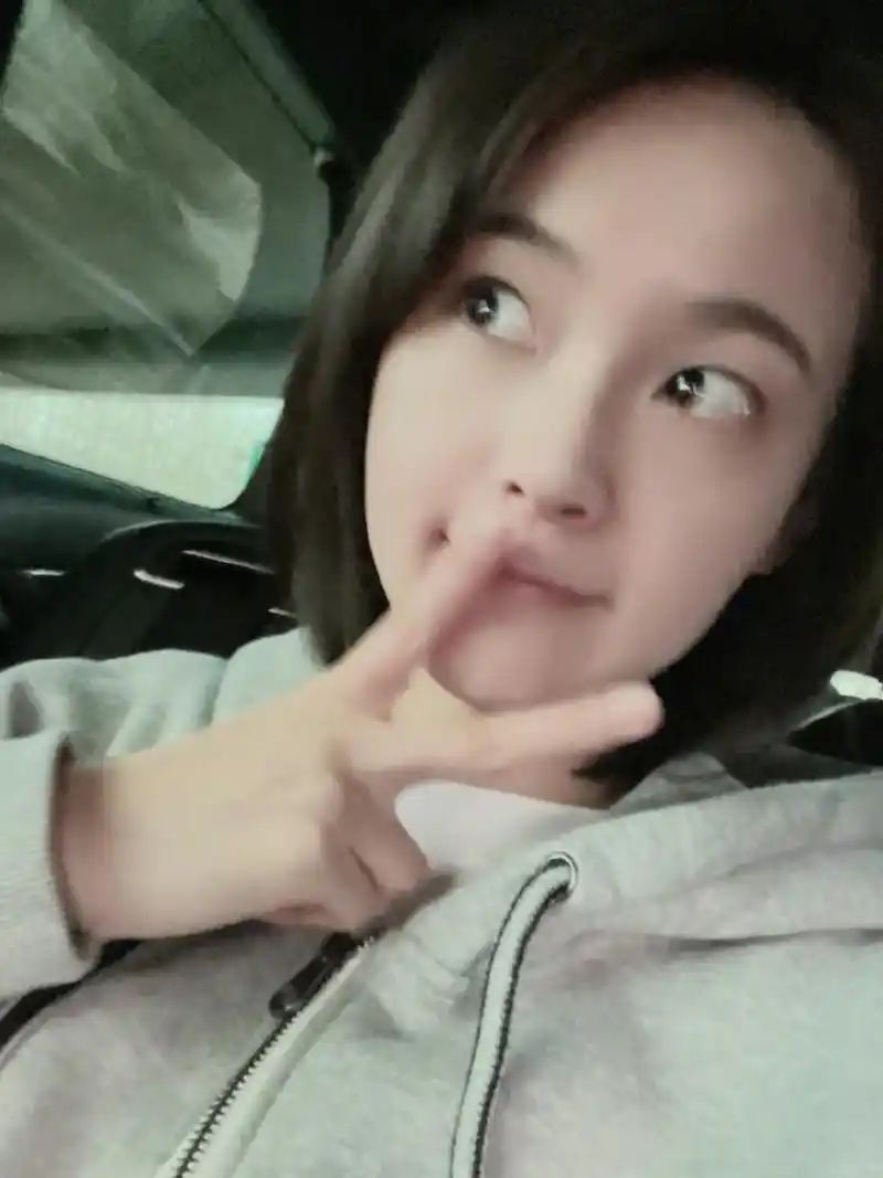 图一差点分不清张佳宁和张嘉倪,侧脸还是有一点点像的.#动态创作月