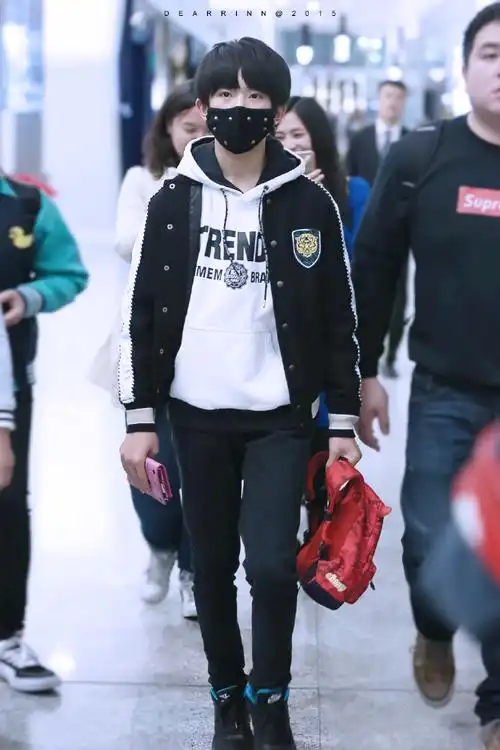 易烊千玺超话  2015 /0228 /150228  深圳飞长沙  笑起来的眼睛  #易