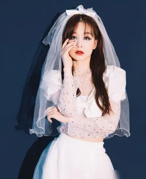 火箭少女101穿婚纱孟美岐空洞傅菁霸气杨超越让人太意外