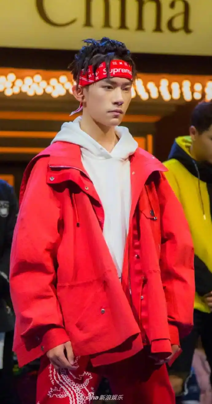 组图新造型易烊千玺脏辫搭配红色发带酷帅惹人爱