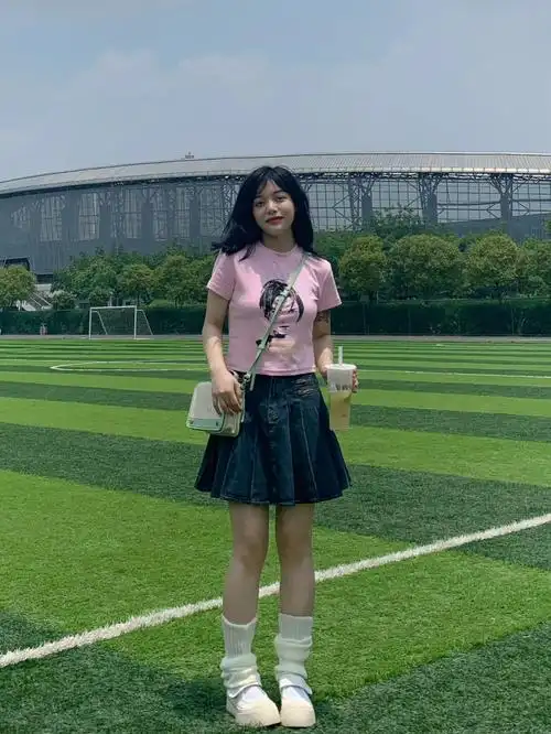 身高158体重110腰围76腿围55 35 ※①粉色短上衣搭配百褶牛仔裙啄的