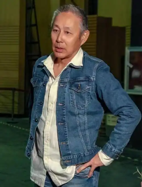 杜宪依旧美丽,头发乌黑,背挺直,反观丈夫陈道明却老态龙钟!