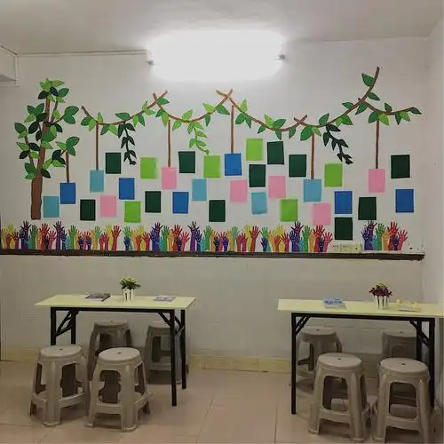 课室一角,墙上是老师们精心手工布置的照片墙,来到博艺的孩子们都可以