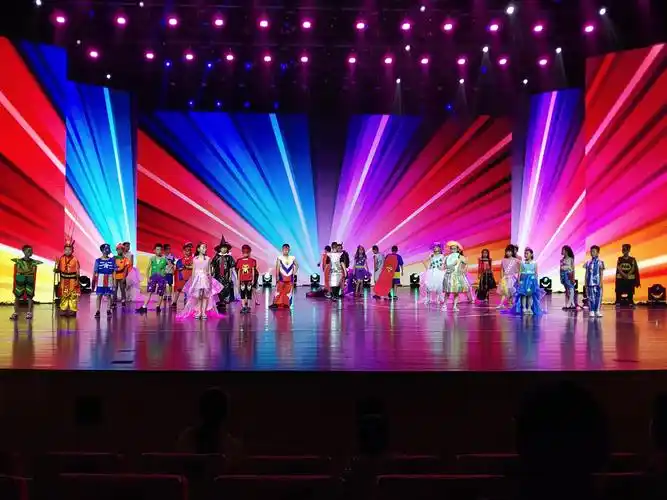 孩子们在舞台上的精彩呈现