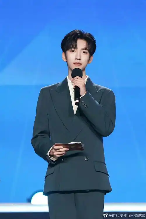 贺峻霖大学生电影节西装花絮照