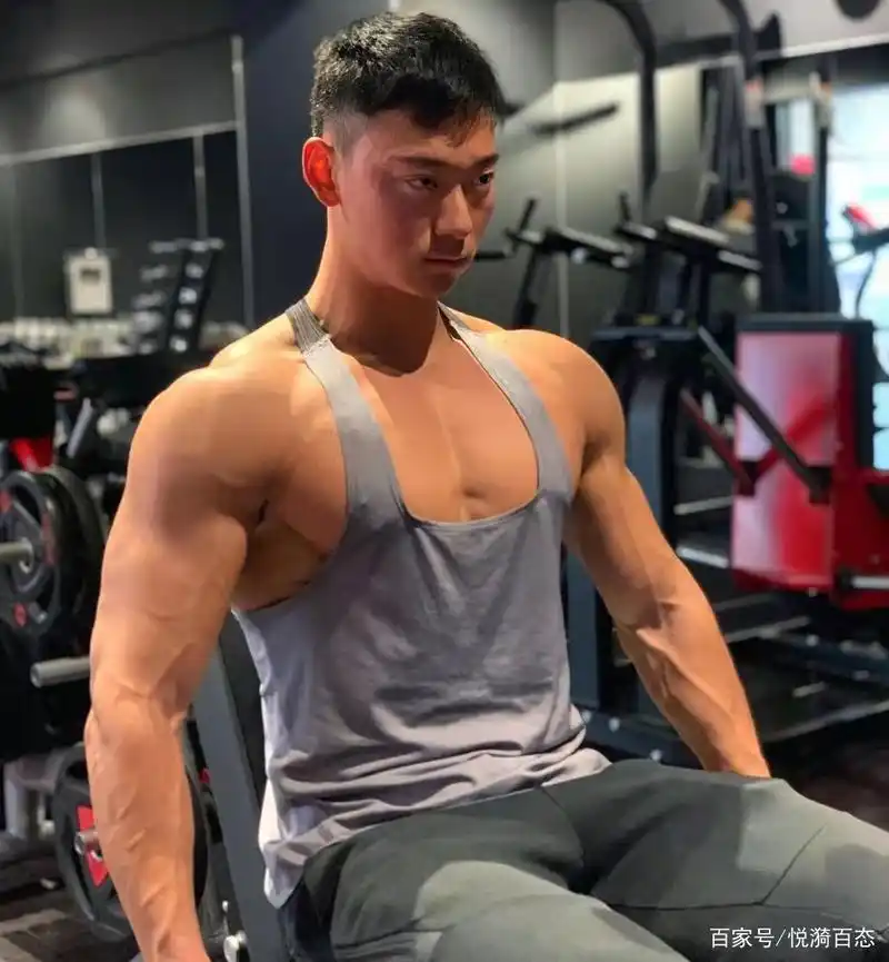 型男的衬衣下面是肌肉,靠着撸铁练就倒三角身材,真叫人羡慕