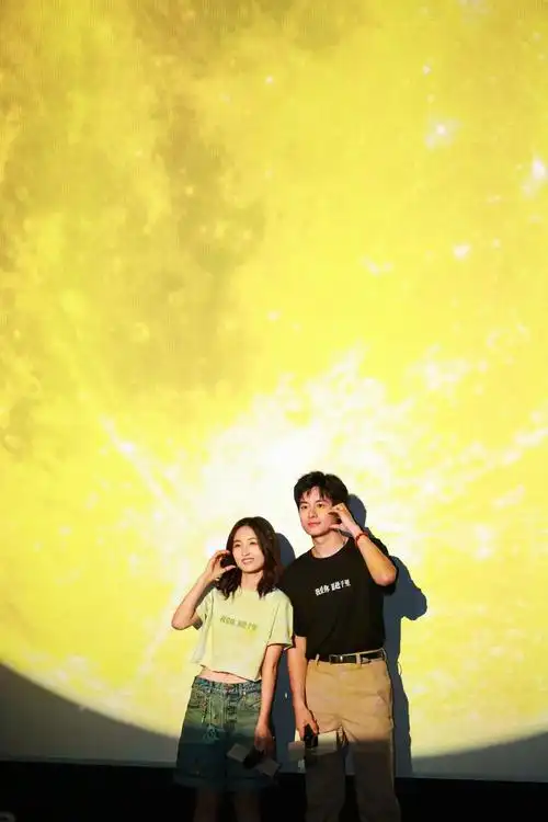 韩寒夸张子枫胡先煦演技##韩寒辟谣谈恋爱就要谈异地恋