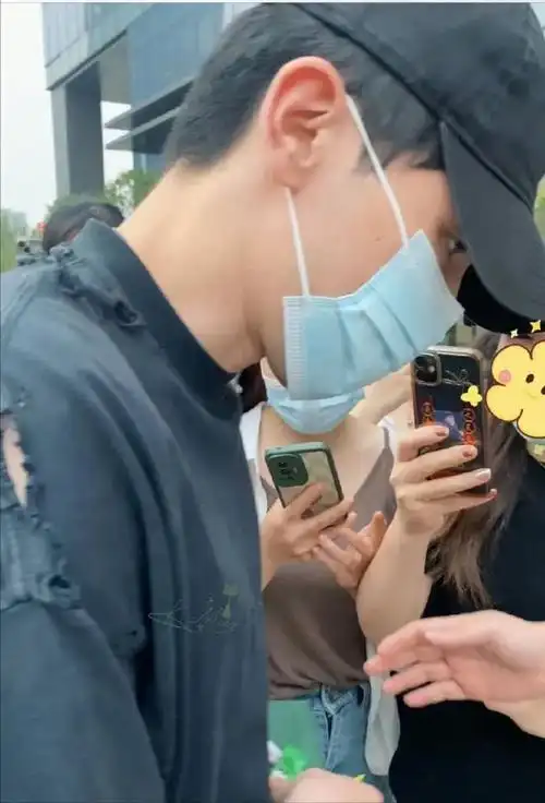 邓伦近照大变样,疑整容变双眼皮,与圈内明星一起参加婚礼成焦点