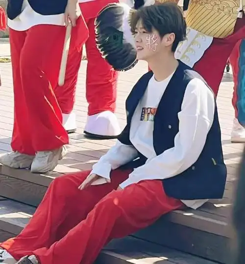 240204鹿晗如同春日璀璨阳光粉丝心中无可取代的璀璨之星