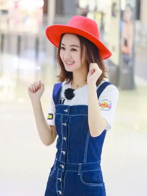 赵丽颖产后首现身,明明都是渔夫帽造型,风格却差这么