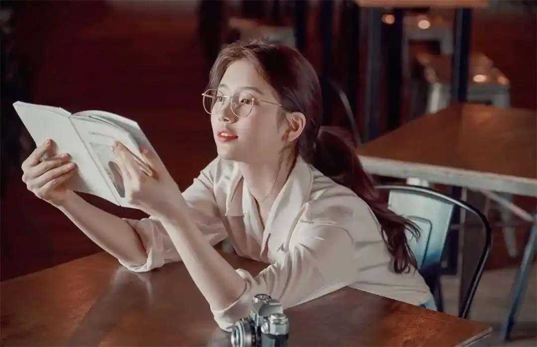 秀智秋季写真校园风 戴眼镜似清纯大学生