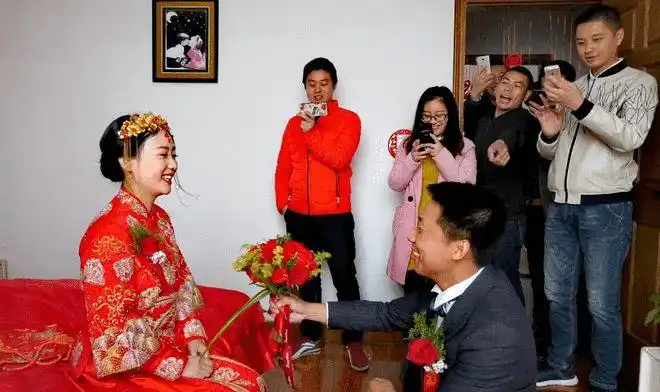 在结婚的当天晚上老公把工资卡交到了我的手上,他说,以后家里的财政大