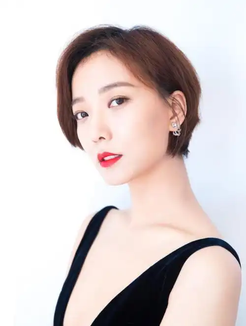 王珞丹39岁风华正茂,平板身型同样能散发迷人性感气息!