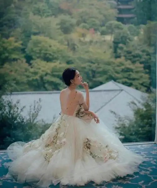 李沁惊艳人心的是她的身材最美背影