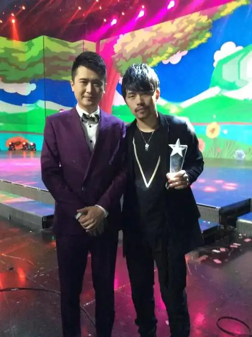 李强在2006年-2008年参加中央电视台《梦想剧场》模仿周杰伦比赛,并