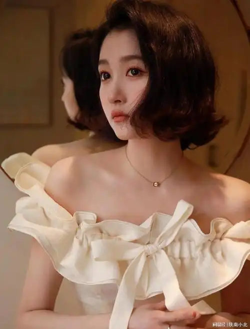 关晓彤穿白色露肩花朵裙短发造型俏皮可爱