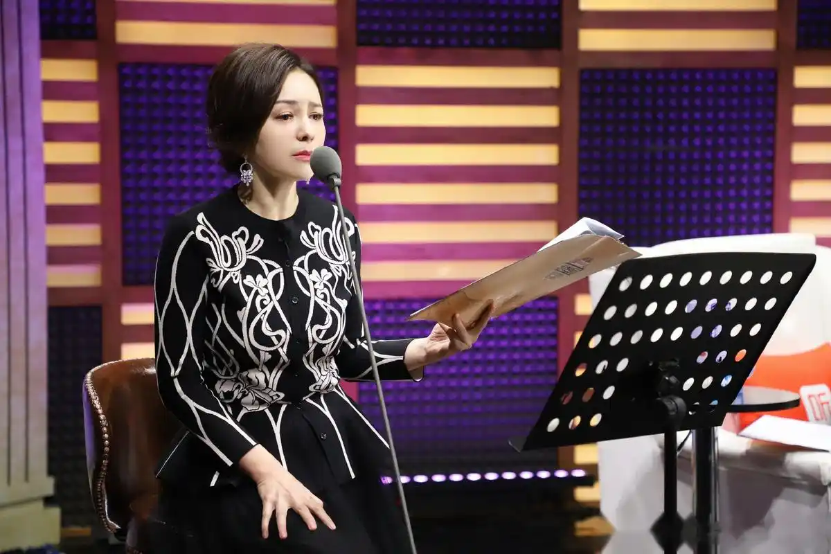 配音时的状态也是魅力发射的开始,你被这样的人儿迷到了吗?