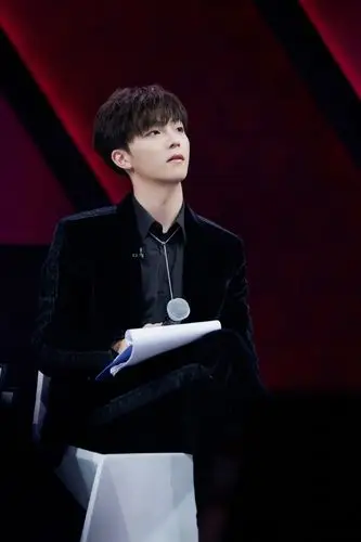 陈立农酷黑造型帅气写真图片118