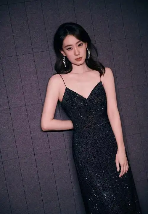 张小斐在社交平台上晒出一组写真美照,她身穿黑色吊带长裙,化身暗夜