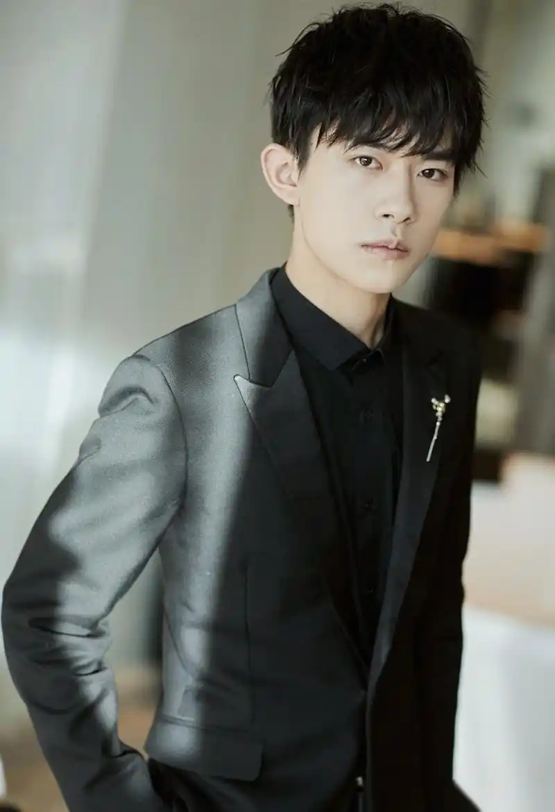 tfboys-易烊千玺 身穿黑色经典西装礼服,搭配皮鞋亮相盛典,笔挺的西装