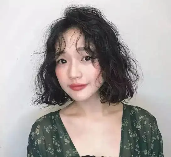 流行烫短发图片蓬松短发百搭减龄(女短发2020流行短发烫发小卷)