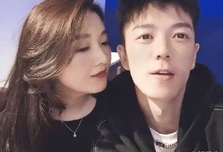 王栎鑫老婆疯狂追星李现,凌晨更博让粉丝心疼,大家却关注到了昵称!