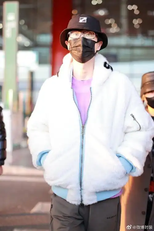 【许嵩毛毛感穿搭】@许嵩现身机场,白色毛绒外套搭配紫色卫衣,干净
