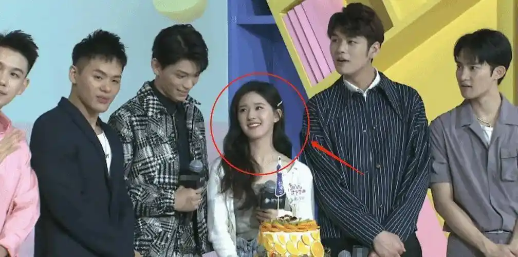 赵露思站男生身边显娇小,镜头拉远那一刻,我却关注男生的站姿