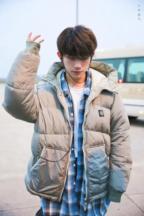 易烊千玺超话2020 /0117 /200117长沙飞北京藤蔓#易烊千玺电影小小的