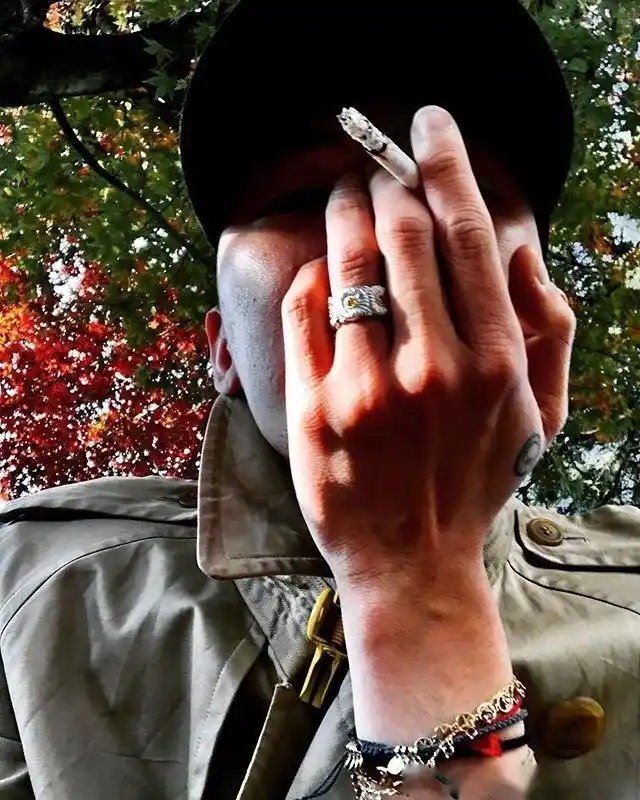 权志龙ins公开近况,胡须造型展现致命魅力.