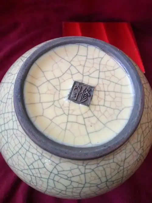 底部印章三字"修内司"南宋官窑款,铁足显示特别明显为南宋官窑,紫口铁