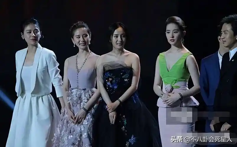 然而在杨幂,旁边,整个人看起来苍白而沮丧,而刘诗诗似乎也没有什么